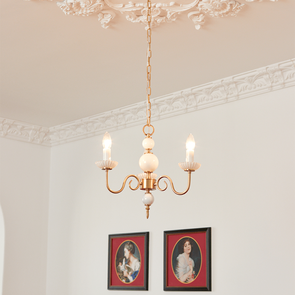 Klasyczny żyrandol retro z kremowymi kloszami