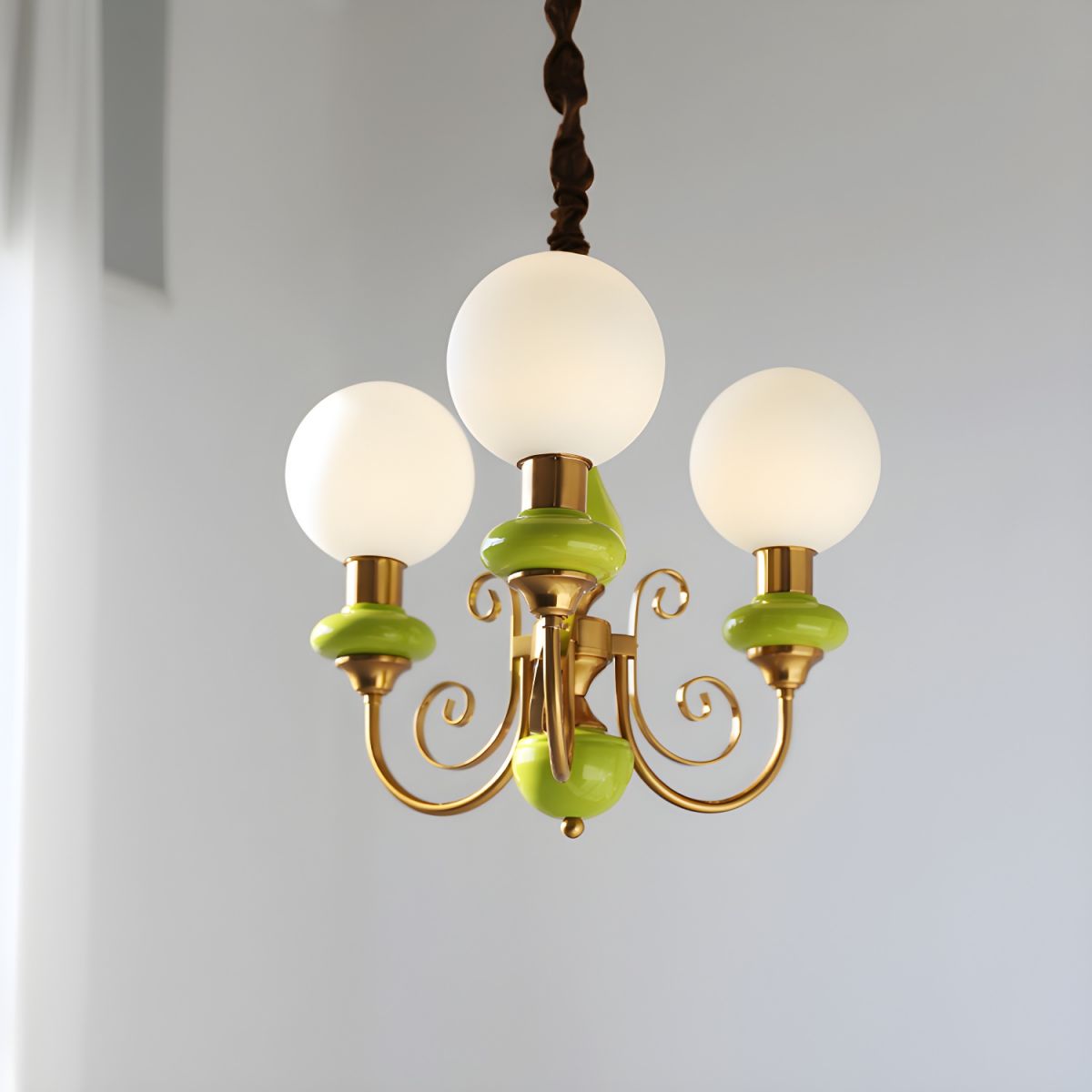 Klasyczny żyrandol z 5 kloszami w zielono‑złotym wykończeniu