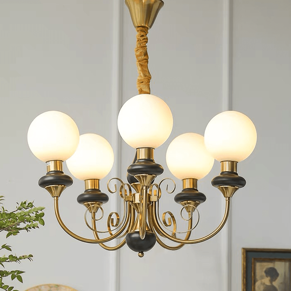 Klasyczny żyrandol z 5 kloszami w zielono‑złotym wykończeniu