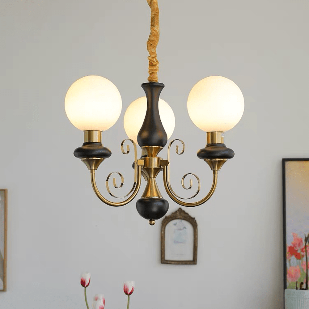 Klasyczny żyrandol z 5 kloszami w zielono‑złotym wykończeniu