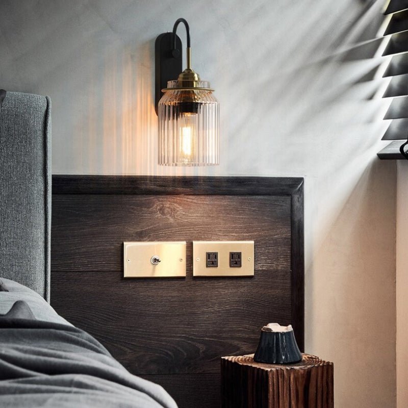 Kinkiet vintage z karbowanym szklanym kloszem