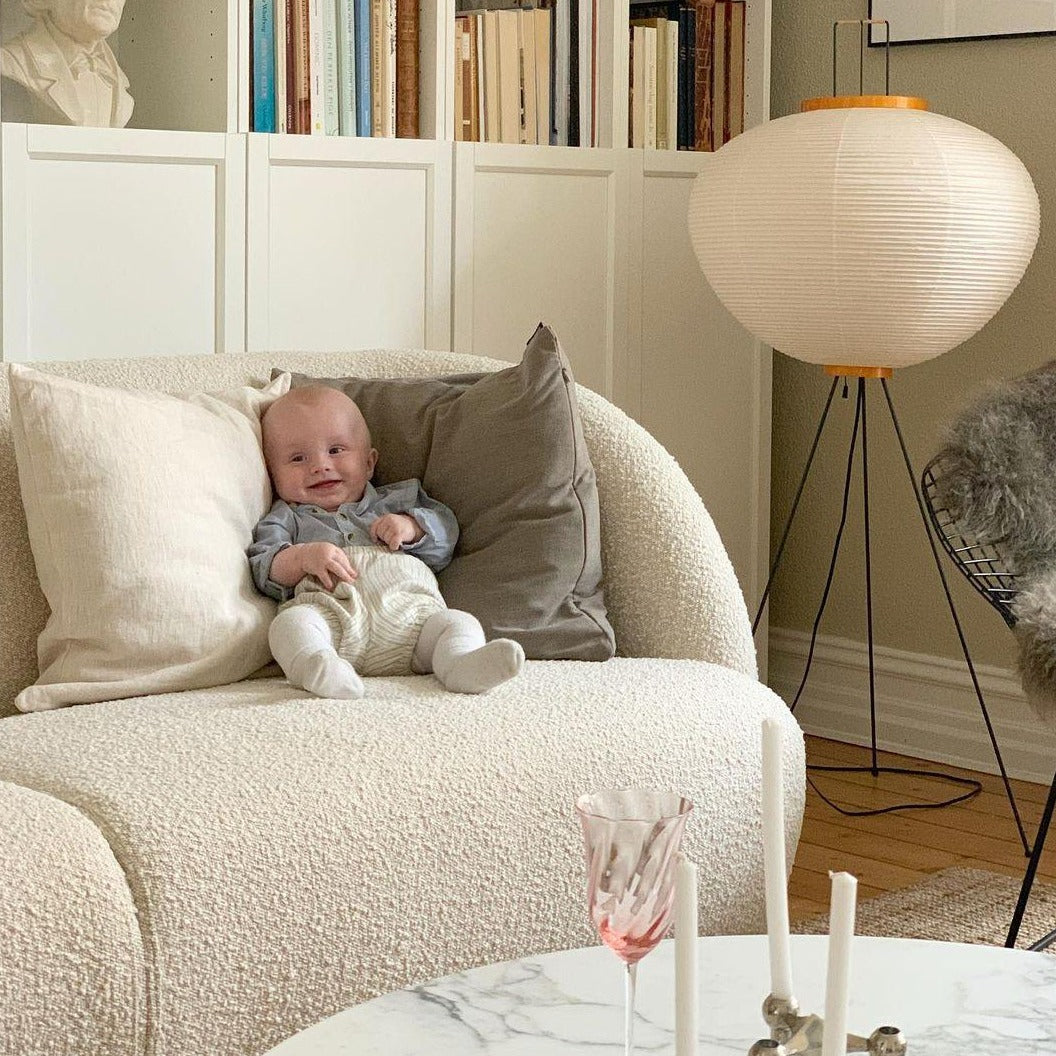 Lampa podłogowa z papieru ryżowego na trójnogu