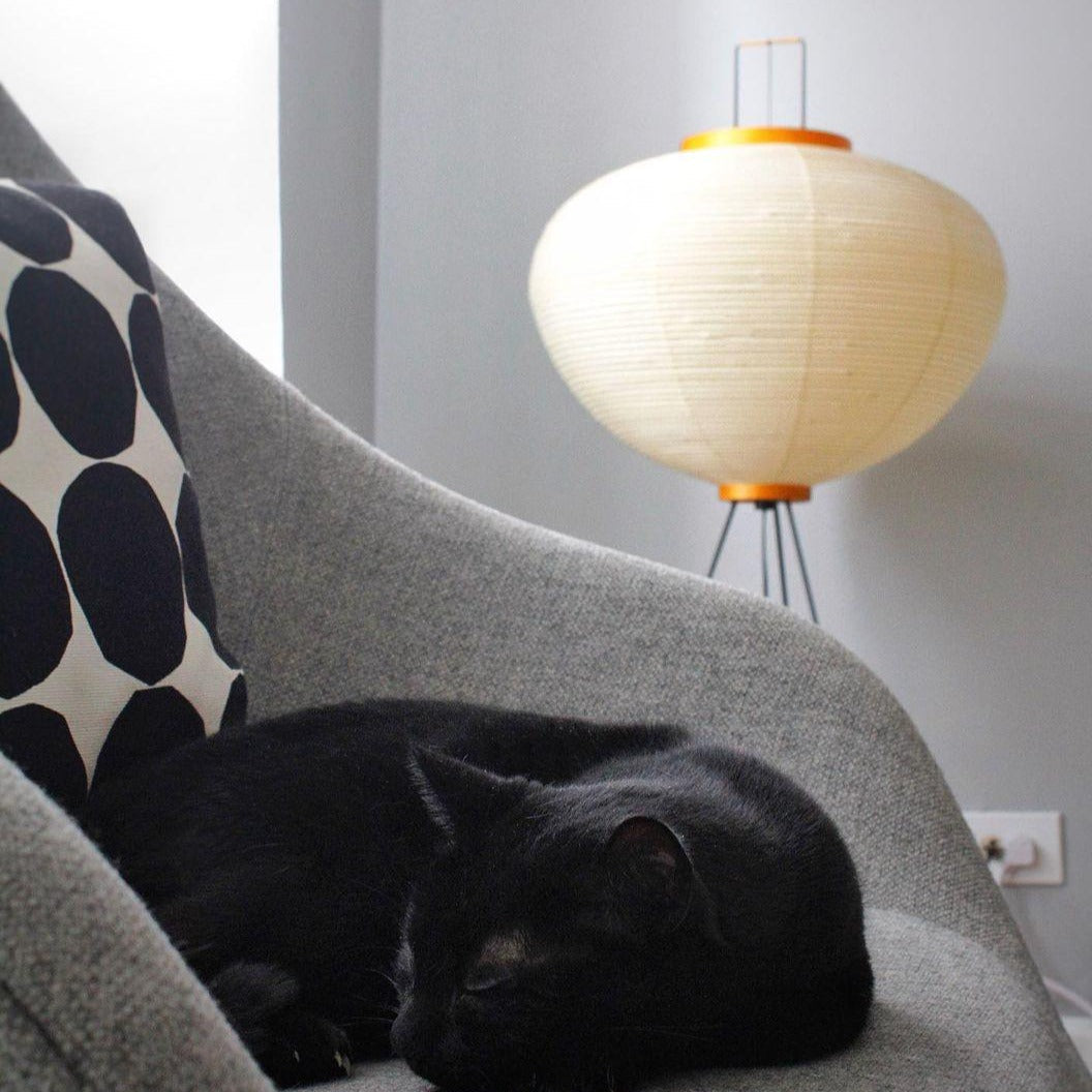 Lampa podłogowa z papieru ryżowego na trójnogu