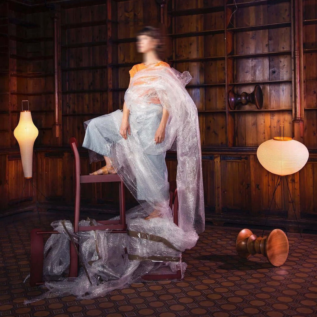 Lampa podłogowa z papieru ryżowego na trójnogu