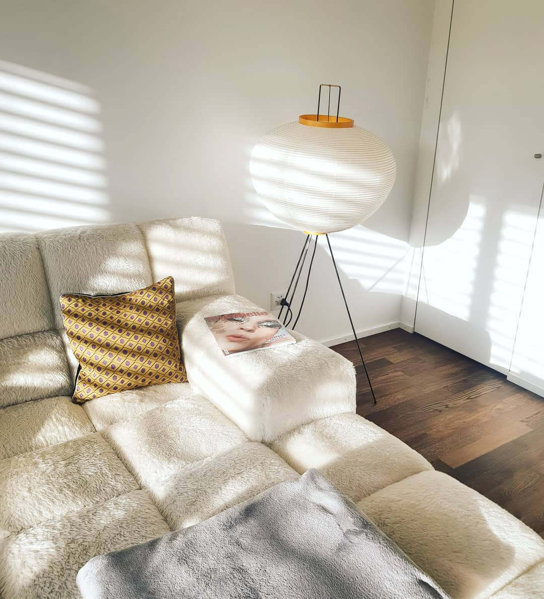 Lampa podłogowa z papieru ryżowego na trójnogu