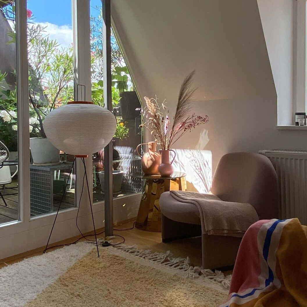 Lampa podłogowa z papieru ryżowego na trójnogu