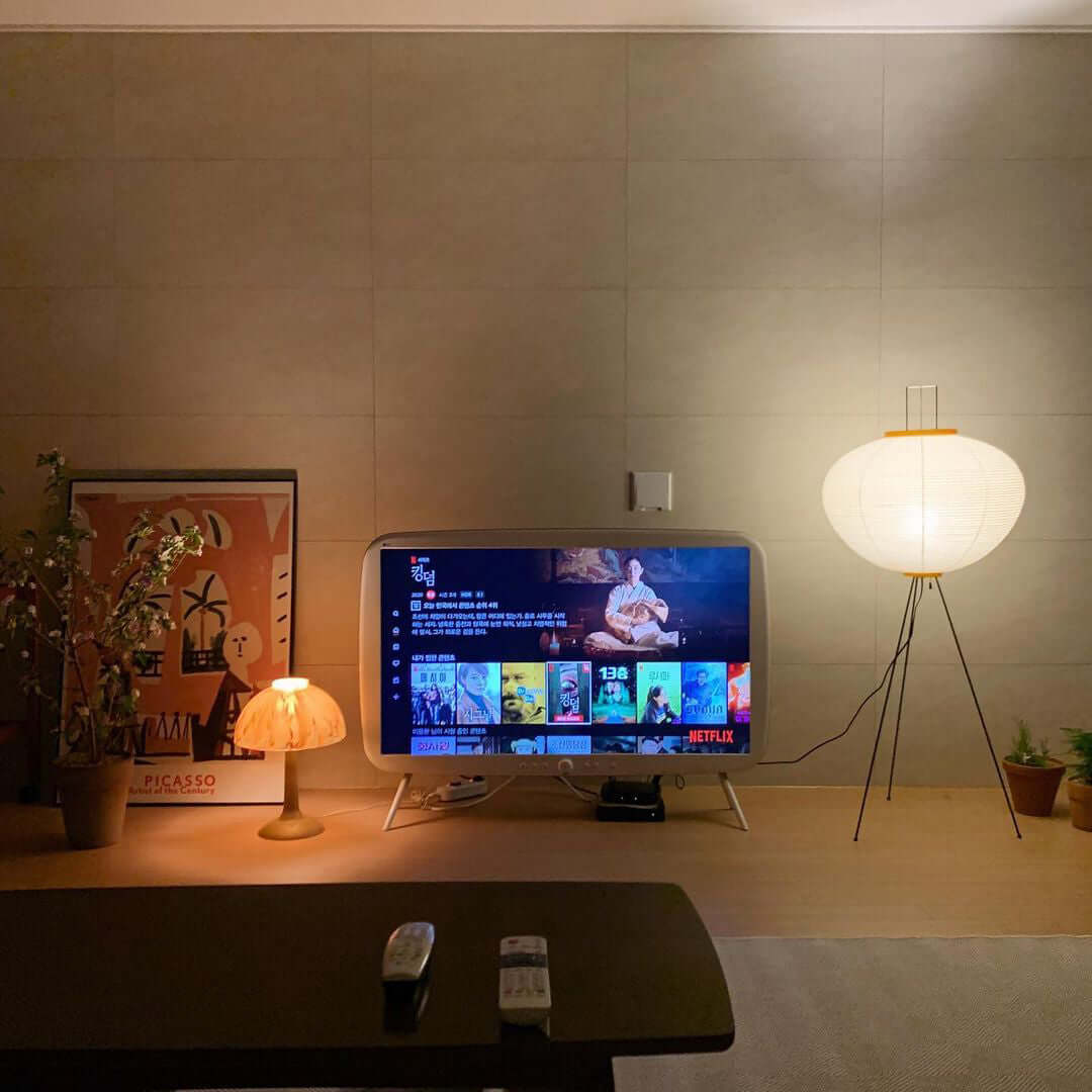 Lampa podłogowa z papieru ryżowego na trójnogu