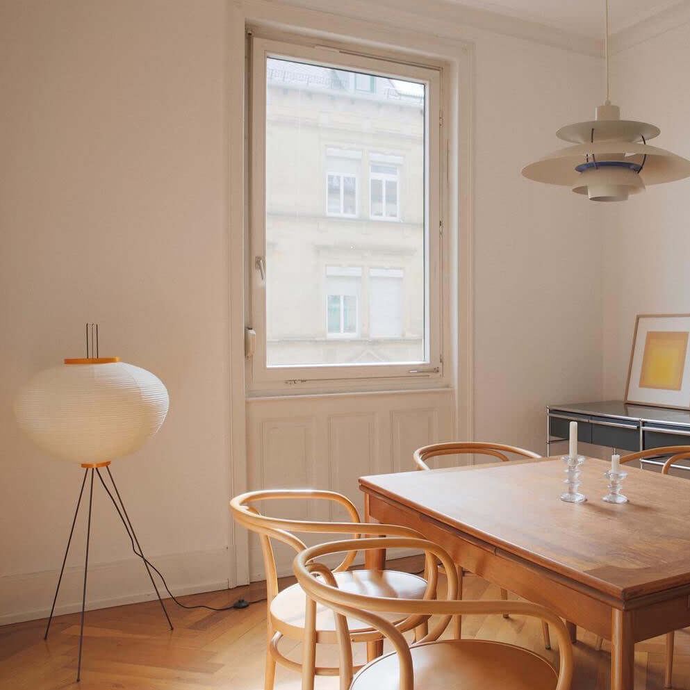 Lampa podłogowa z papieru ryżowego na trójnogu