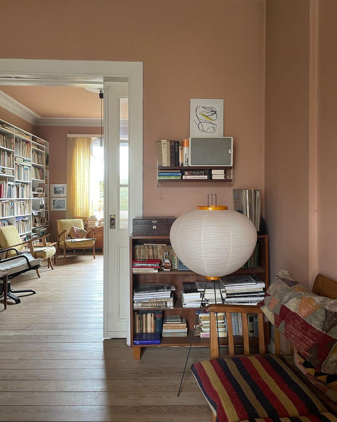 Lampa podłogowa z papieru ryżowego na trójnogu