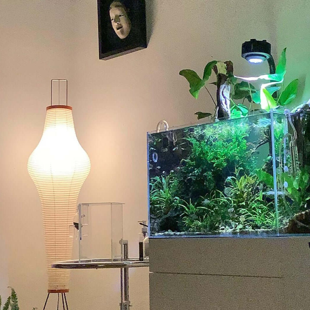 Lampa podłogowa z papieru ryżowego na trójnogu