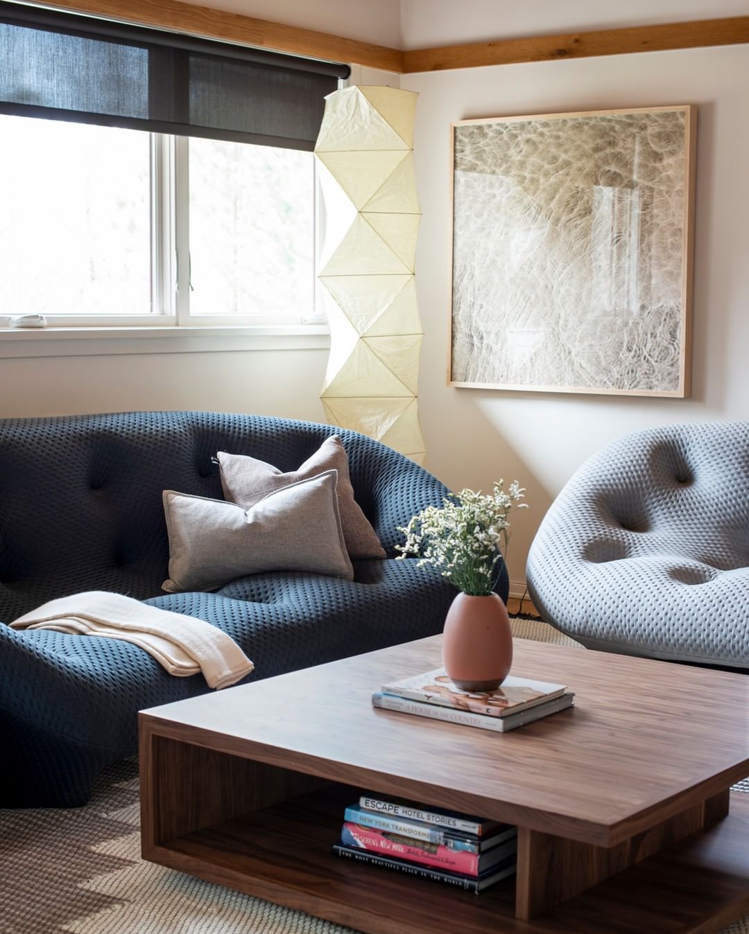 Lampa podłogowa z papieru ryżowego na trójnogu