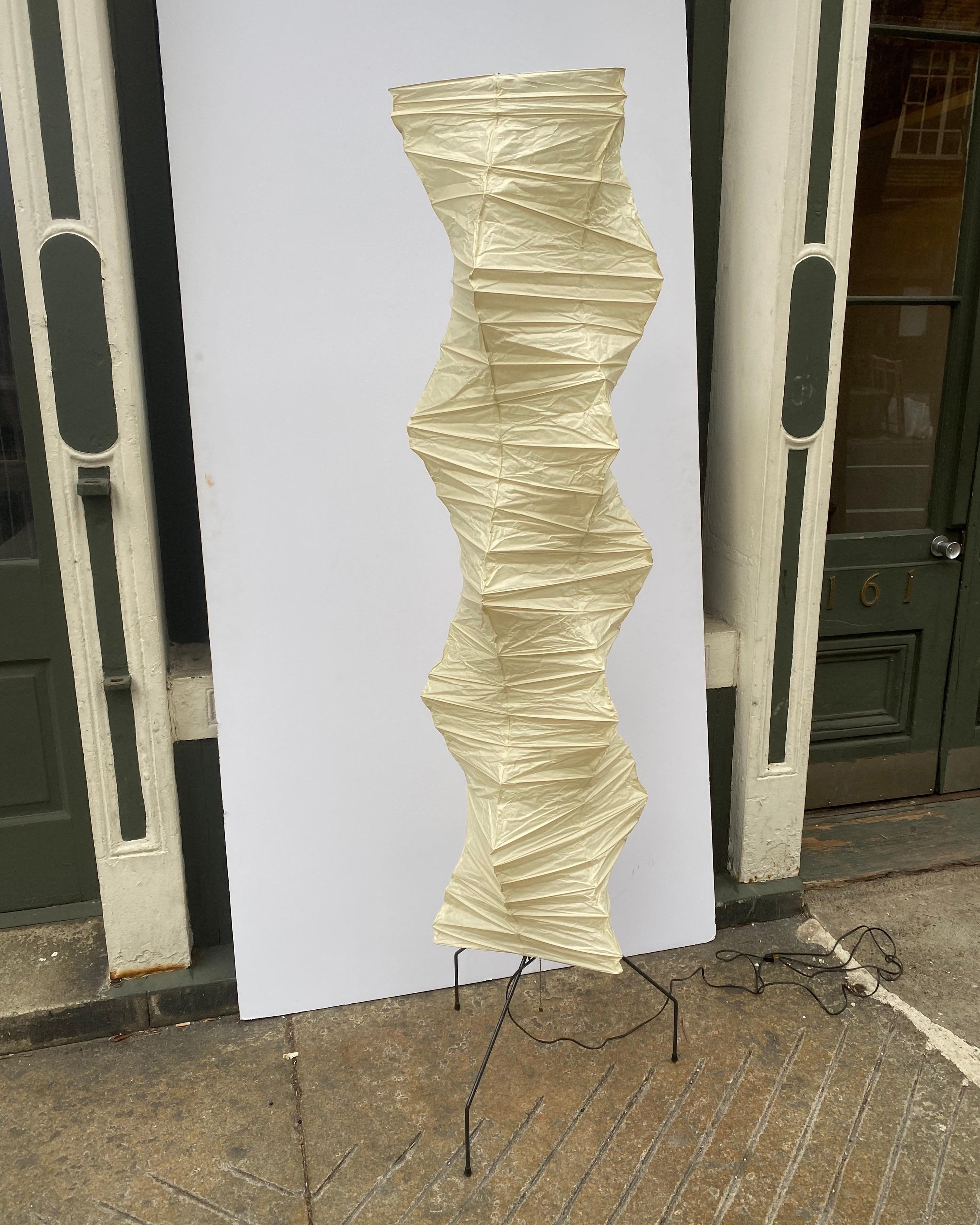 Lampa podłogowa z papieru ryżowego na trójnogu