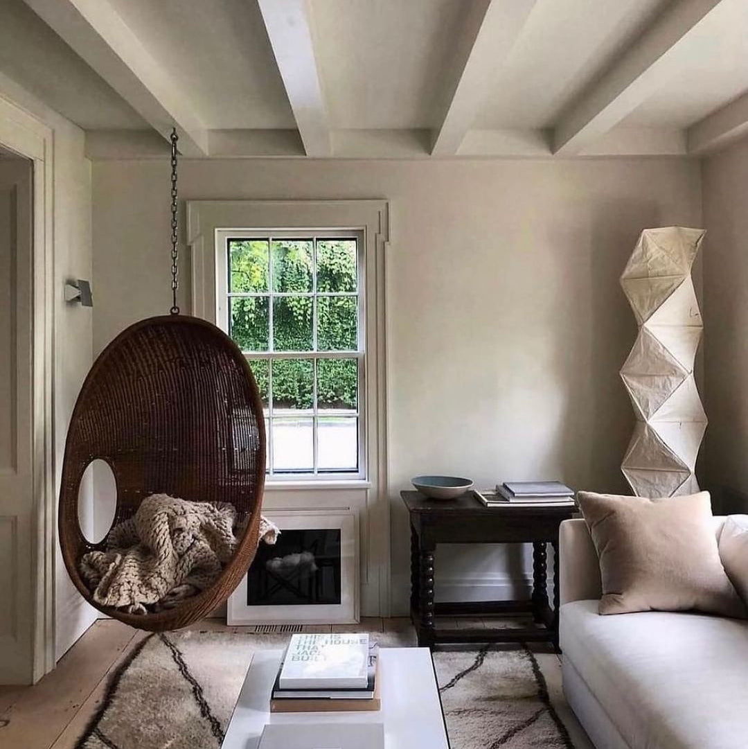 Lampa podłogowa z papieru ryżowego na trójnogu