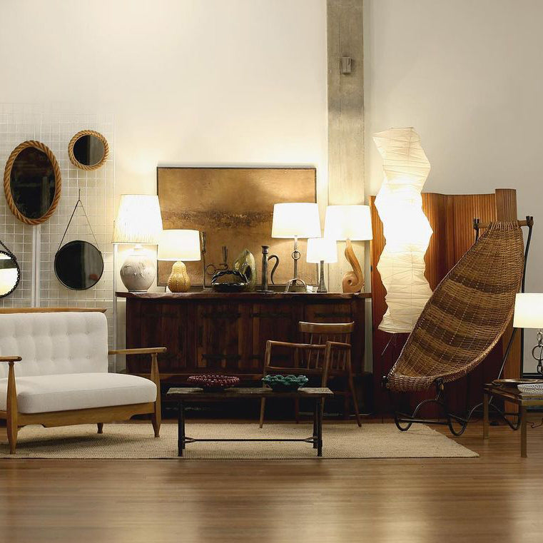 Lampa podłogowa z papieru ryżowego na trójnogu