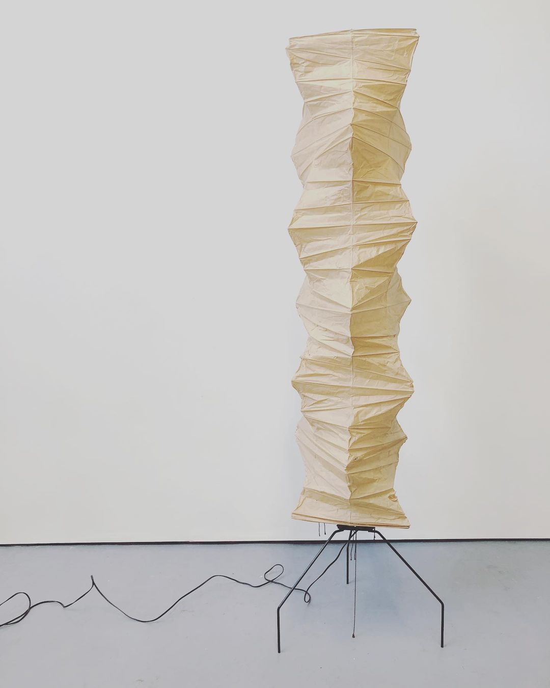 Lampa podłogowa z papieru ryżowego na trójnogu