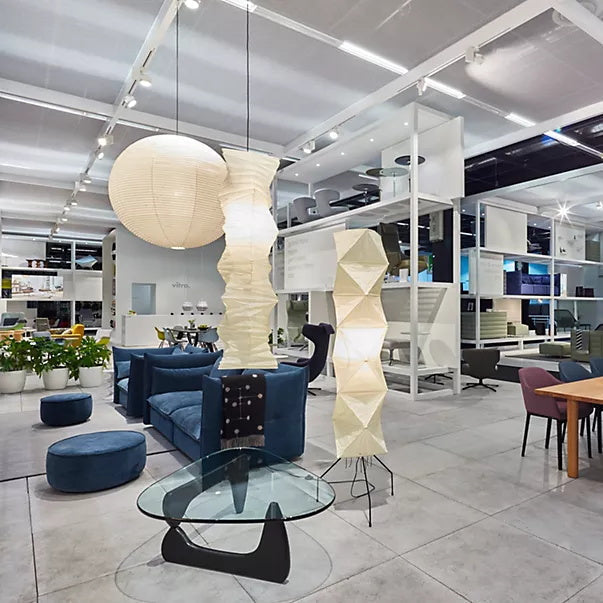 Lampa podłogowa z papieru ryżowego na trójnogu