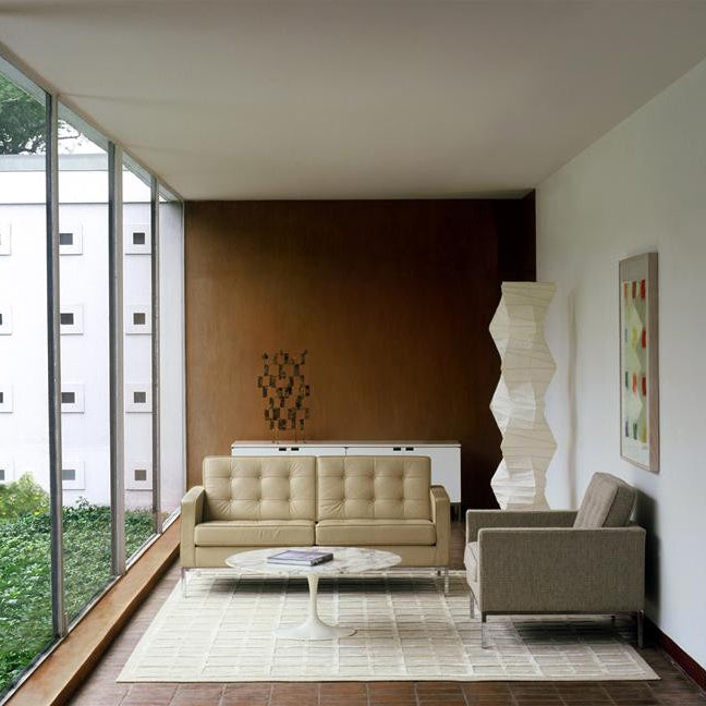 Lampa podłogowa z papieru ryżowego na trójnogu