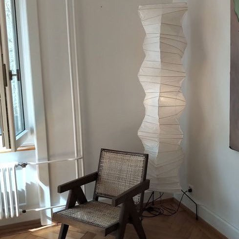 Lampa podłogowa z papieru ryżowego na trójnogu