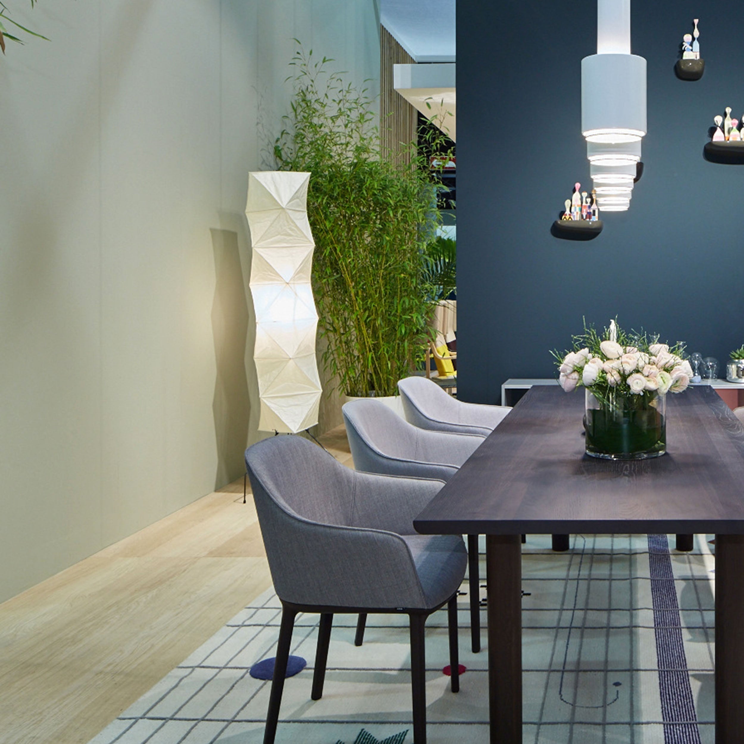 Lampa podłogowa z papieru ryżowego na trójnogu