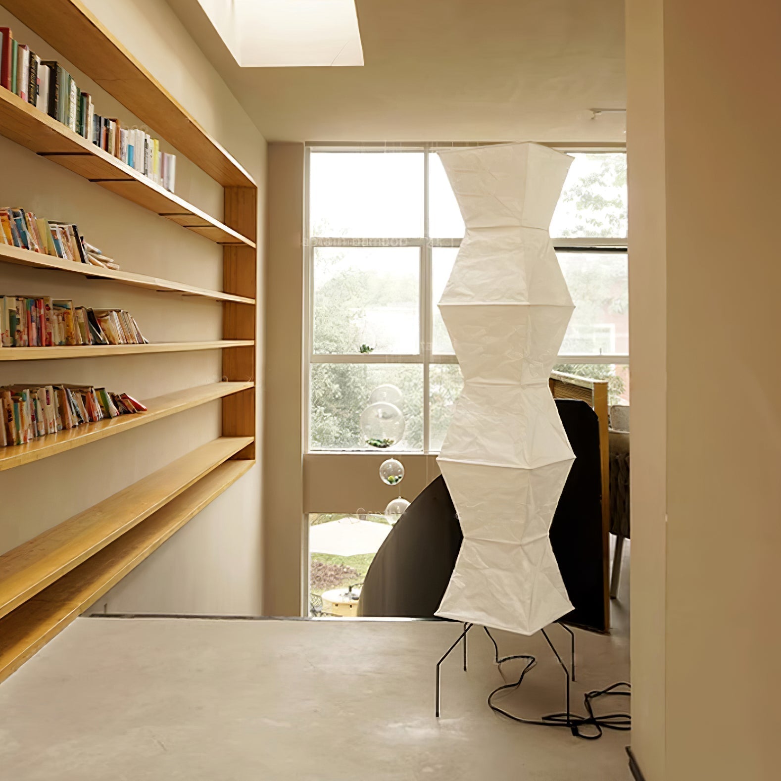 Lampa podłogowa z papieru ryżowego na trójnogu