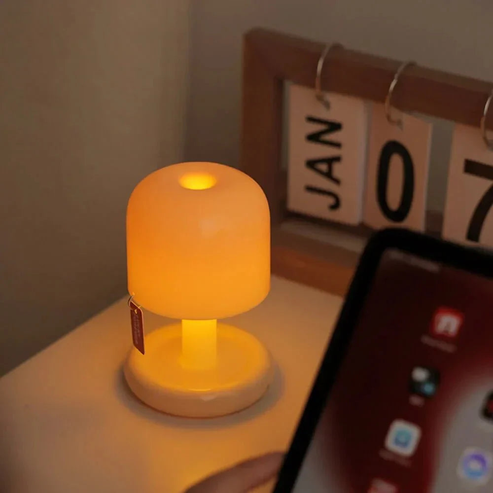 Mini lampka stołowa LED nocna w ciepłym odcieniu