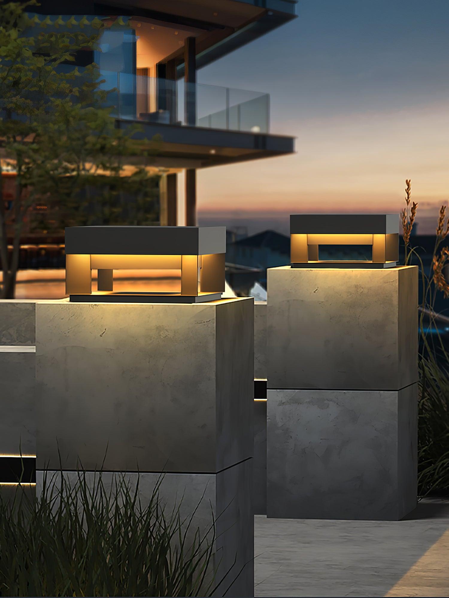 Zewnętrzna lampa solarna LED w formie czarnego prostopadłościanu