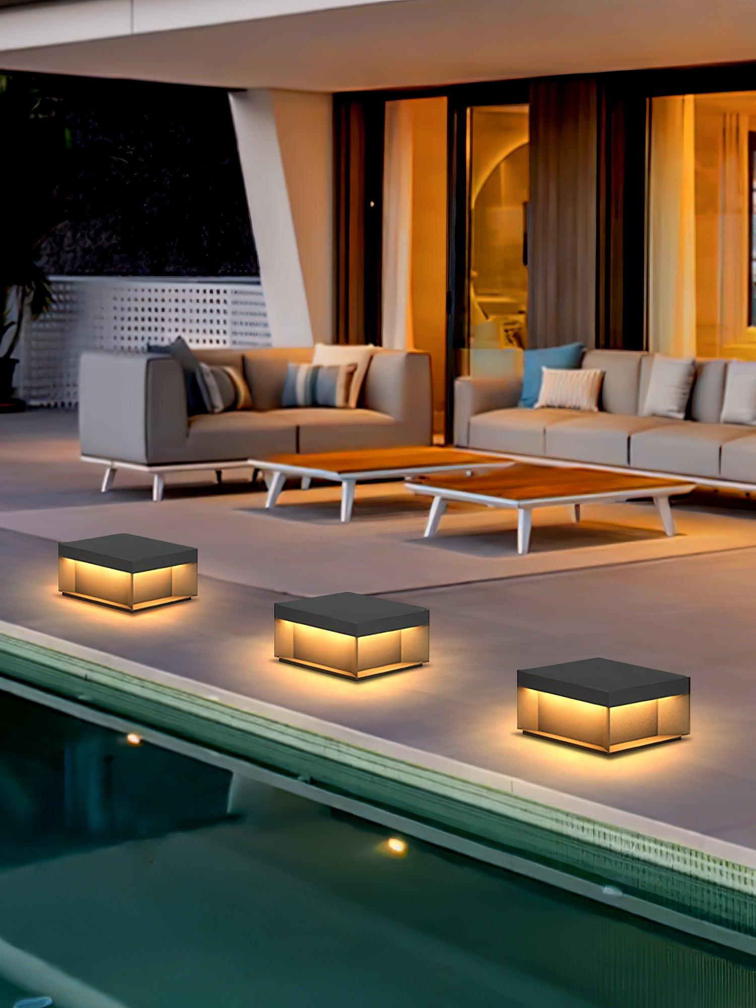 Zewnętrzna lampa solarna LED w formie czarnego prostopadłościanu