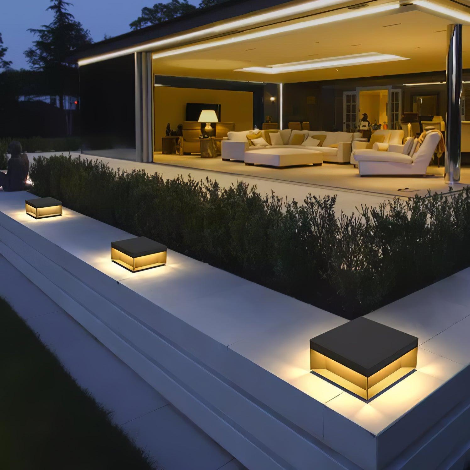 Zewnętrzna lampa solarna LED w formie czarnego prostopadłościanu