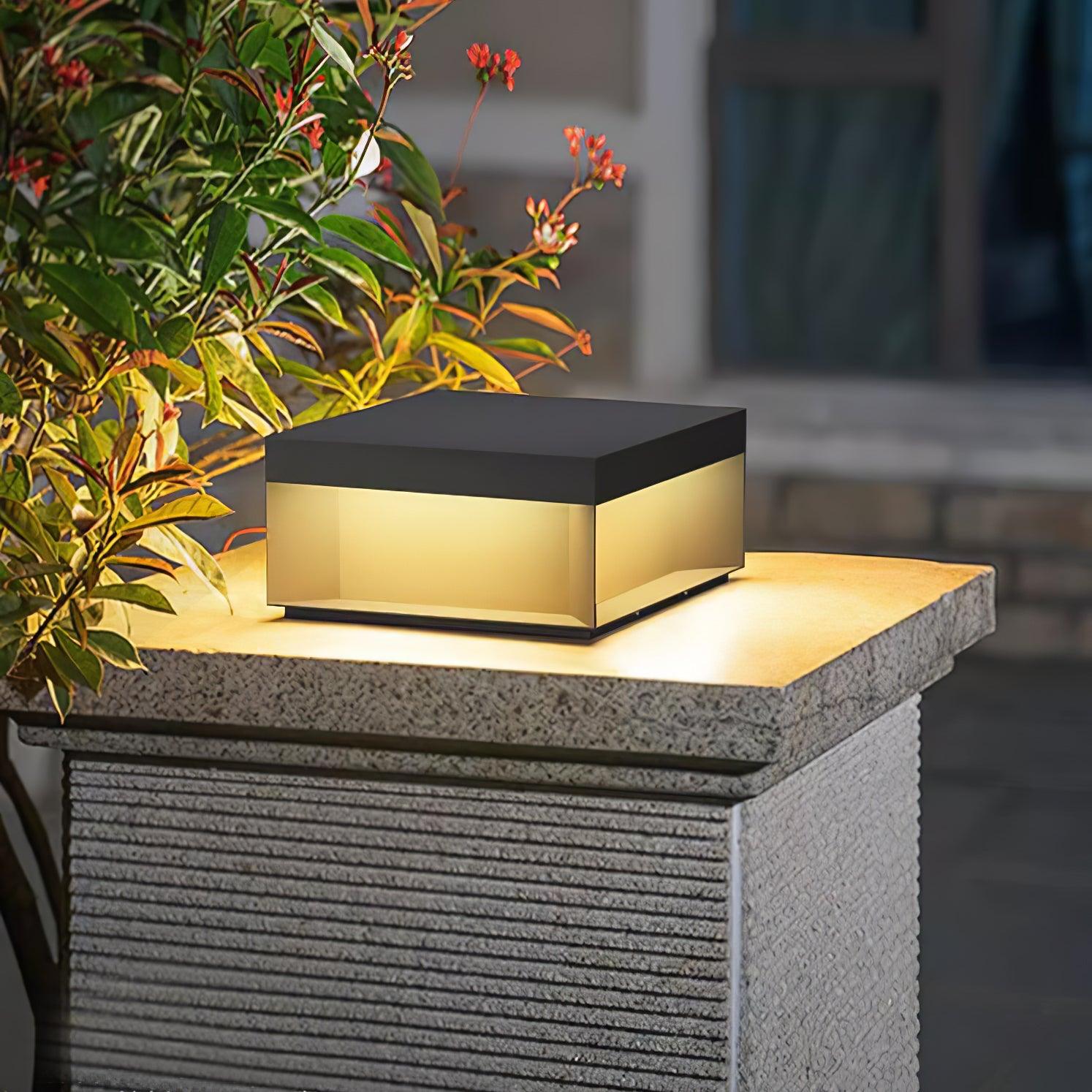 Zewnętrzna lampa solarna LED w formie czarnego prostopadłościanu