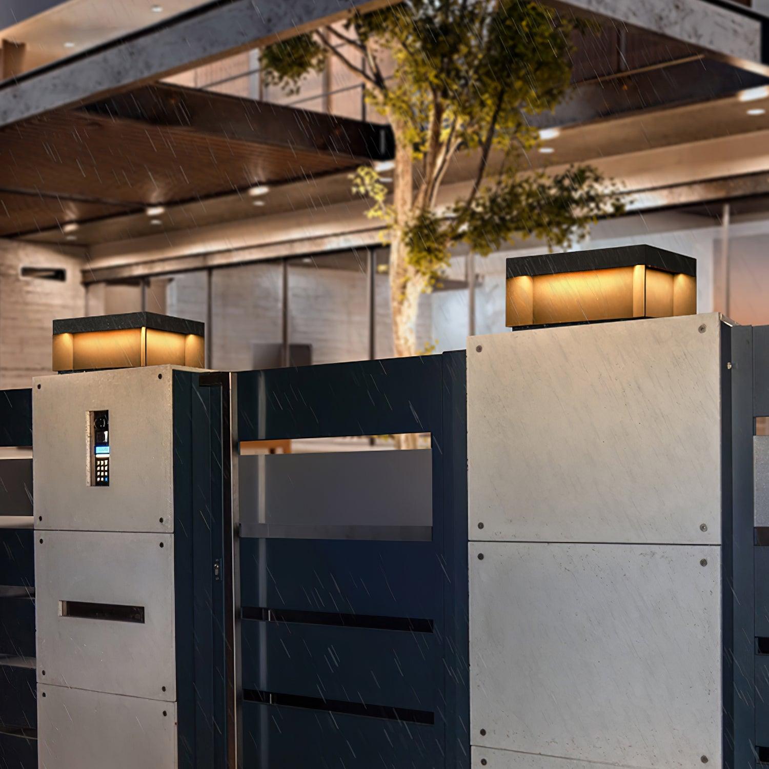 Zewnętrzna lampa solarna LED w formie czarnego prostopadłościanu