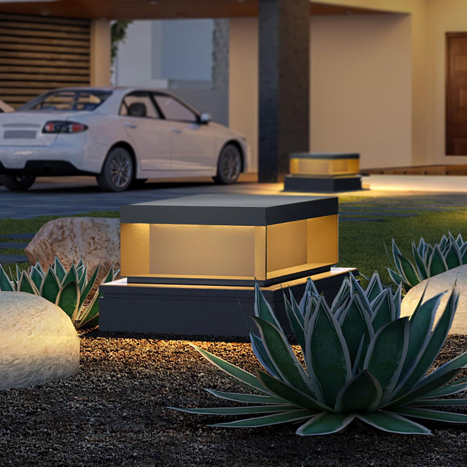 Zewnętrzna lampa solarna LED w formie czarnego prostopadłościanu