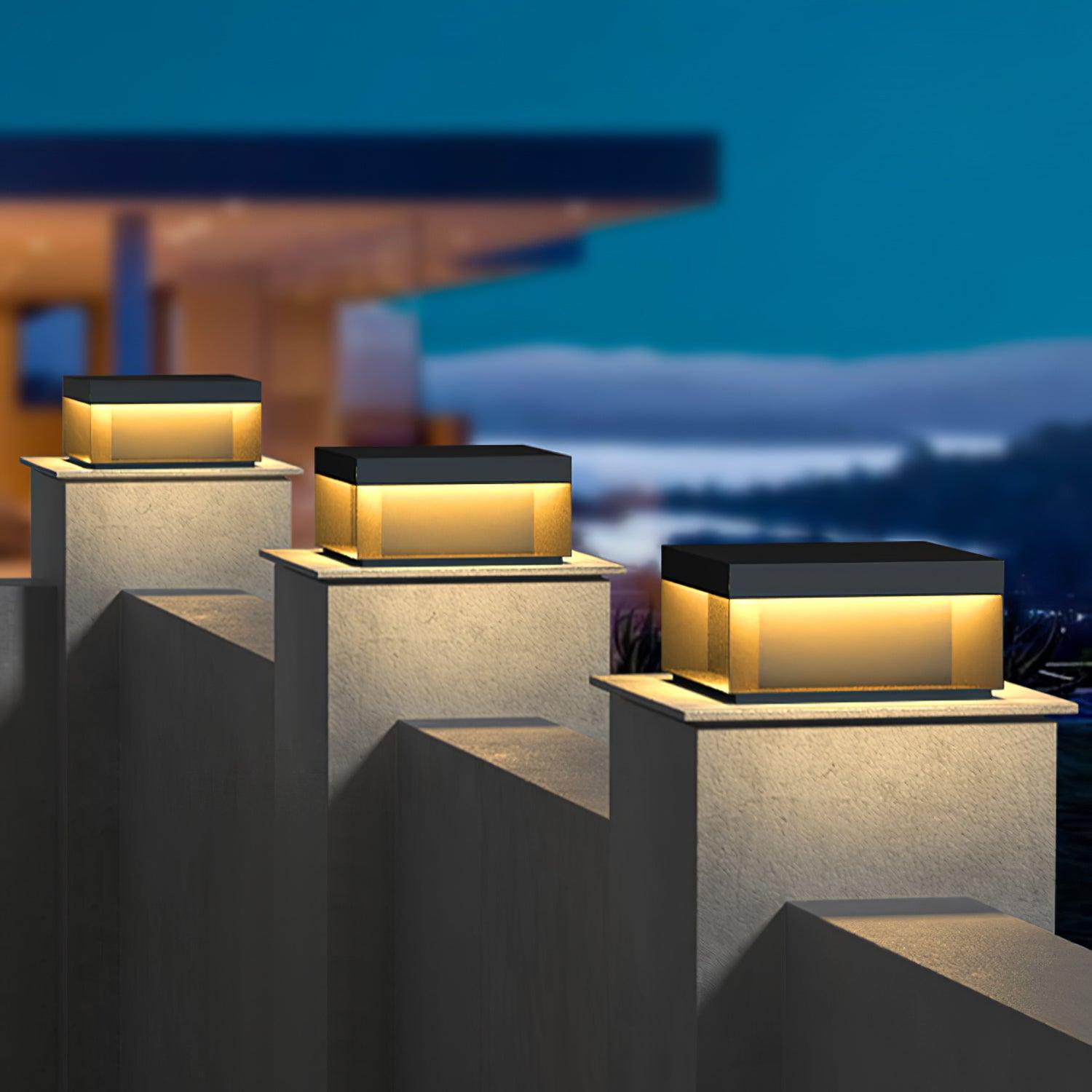 Zewnętrzna lampa solarna LED w formie czarnego prostopadłościanu