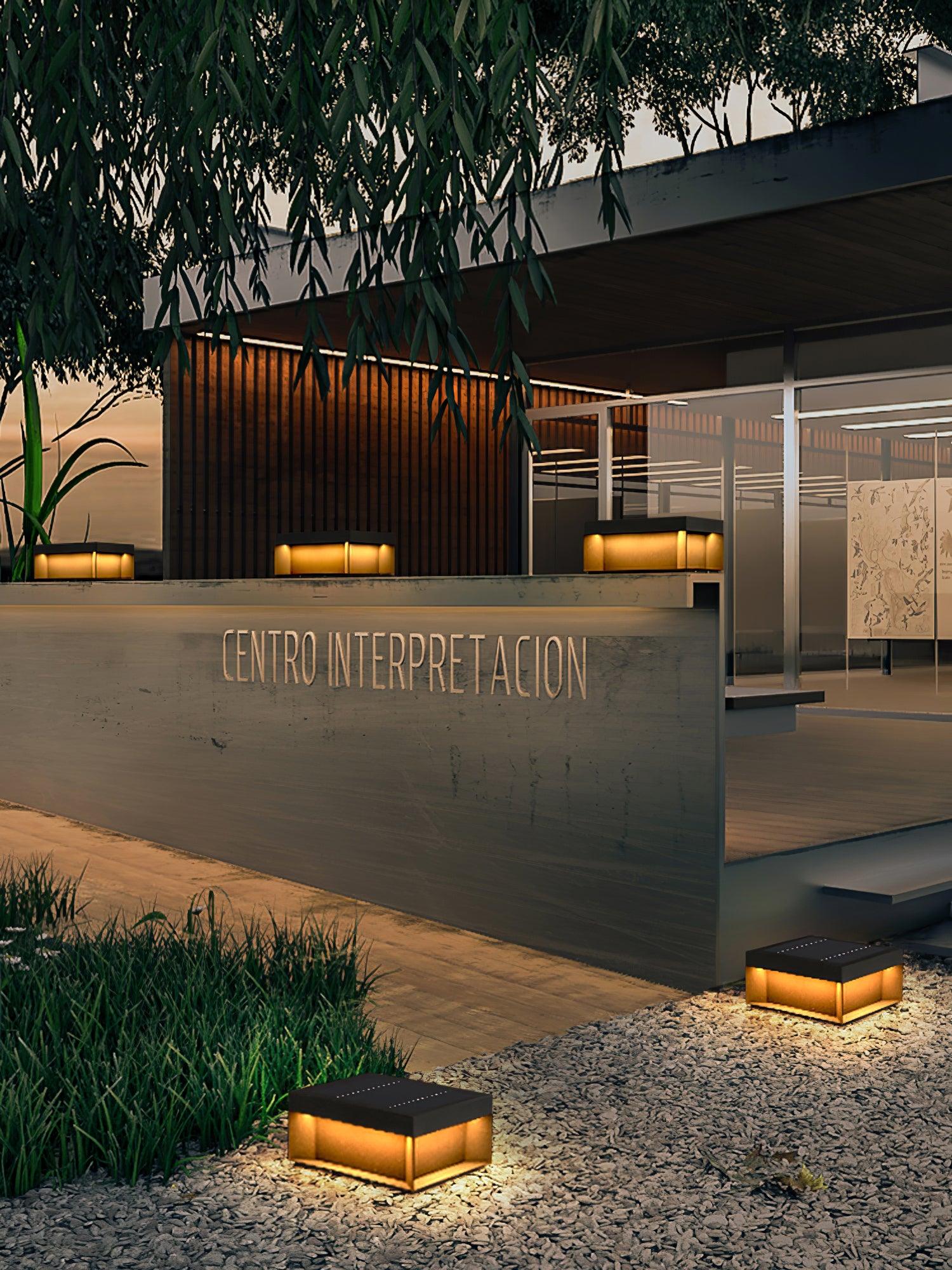 Zewnętrzna lampa solarna LED w formie czarnego prostopadłościanu