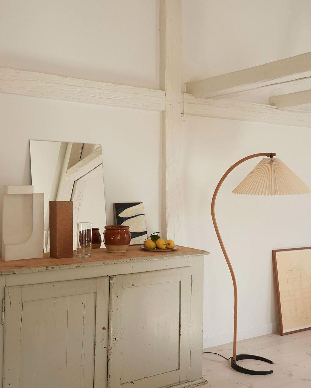 Skandynawska lampa podłogowa z drewnianym stelażem