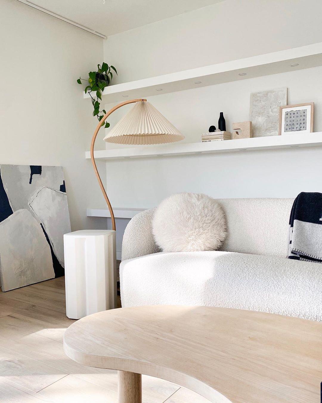 Skandynawska lampa podłogowa z drewnianym stelażem