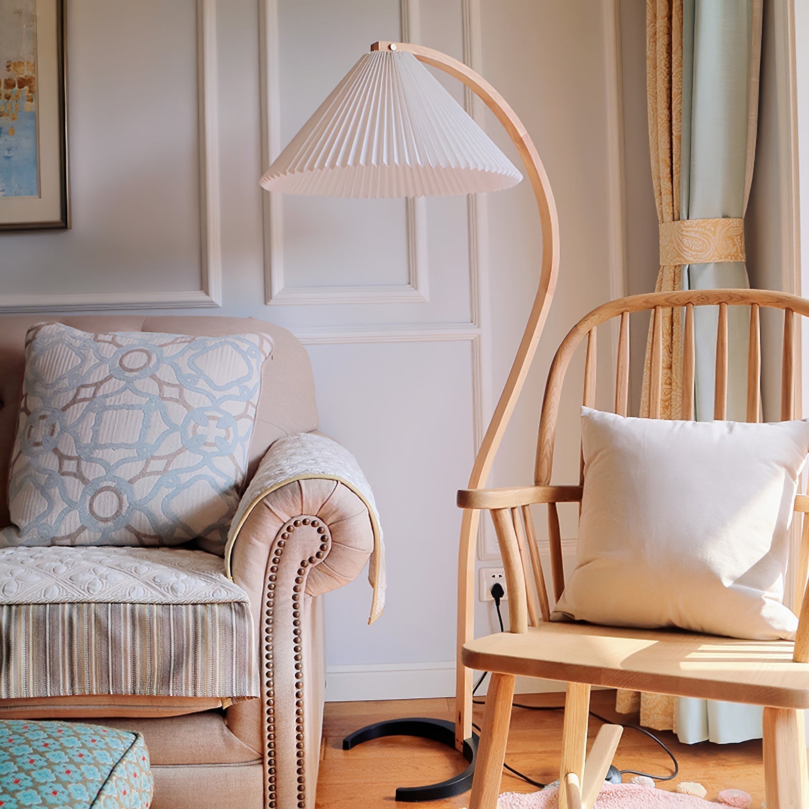 Skandynawska lampa podłogowa z drewnianym stelażem