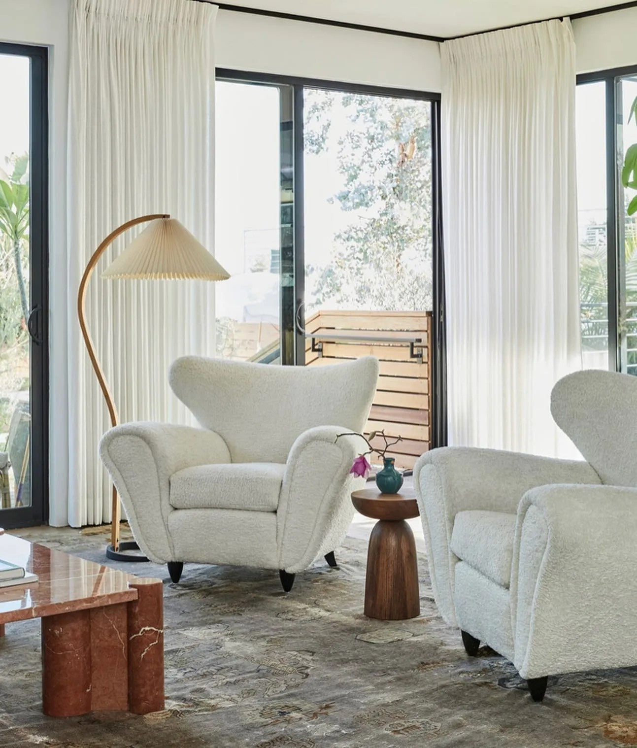 Skandynawska lampa podłogowa z drewnianym stelażem