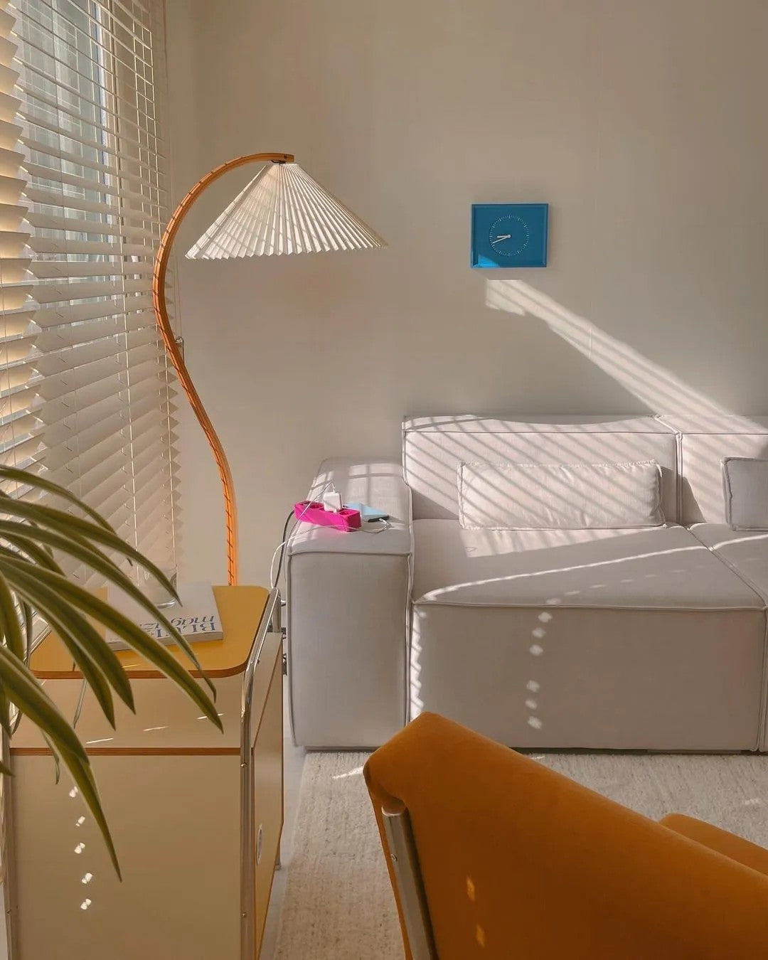 Skandynawska lampa podłogowa z drewnianym stelażem