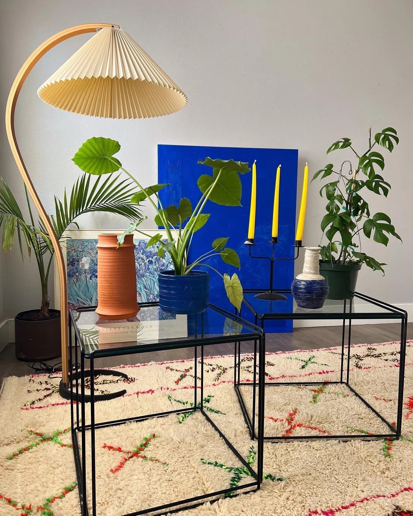 Skandynawska lampa podłogowa z drewnianym stelażem