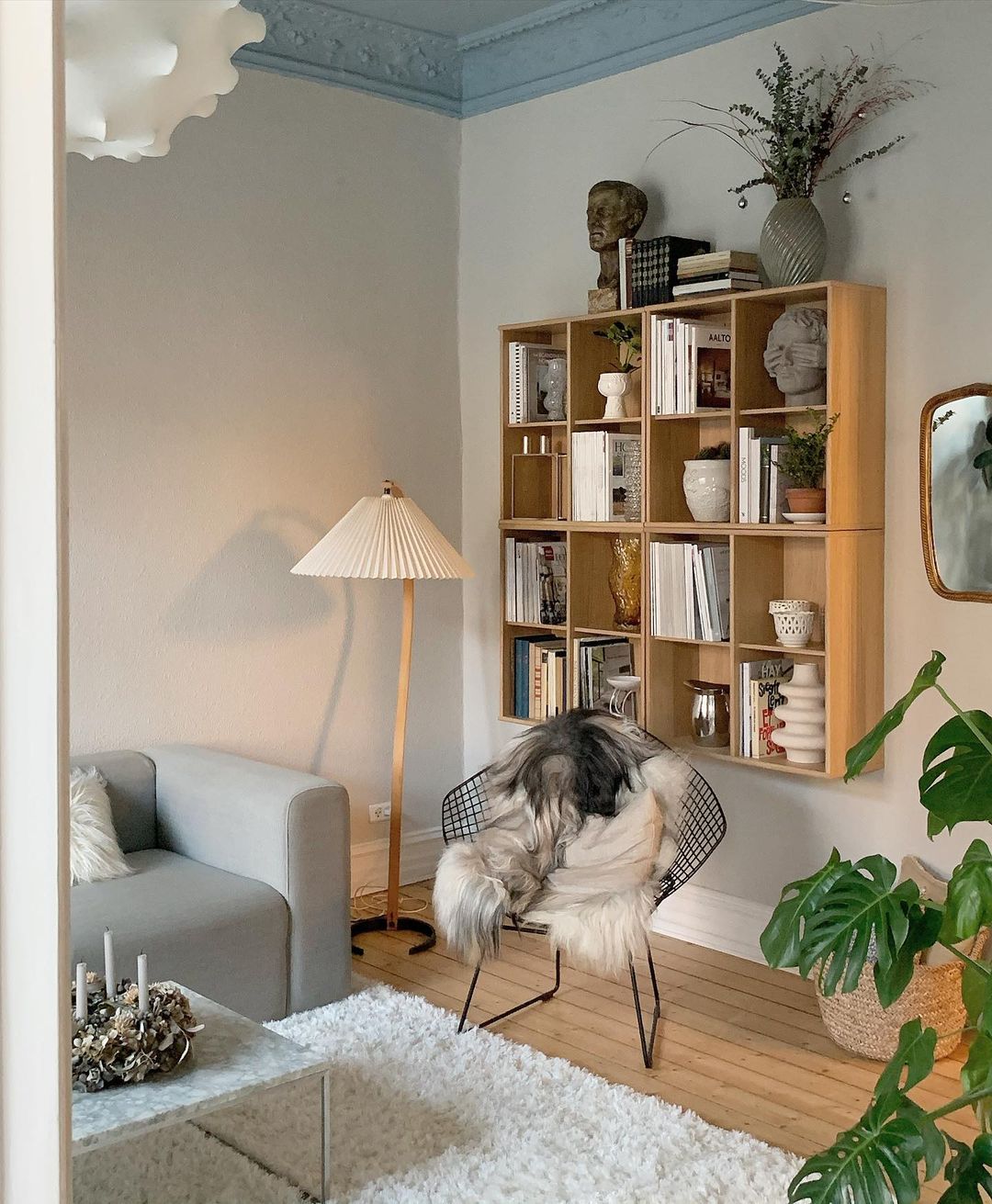 Skandynawska lampa podłogowa z drewnianym stelażem