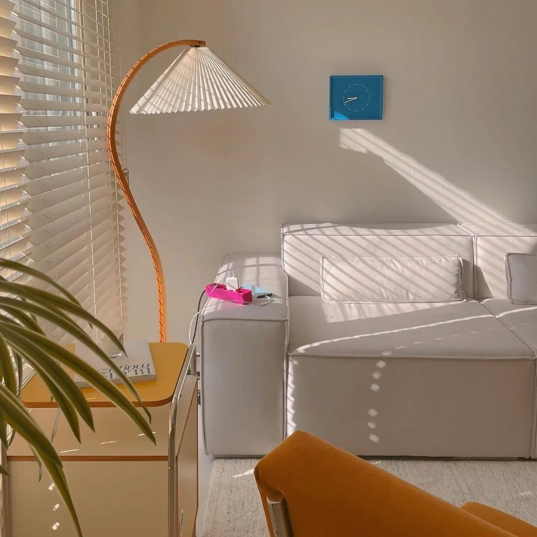 Skandynawska lampa podłogowa z drewnianym stelażem