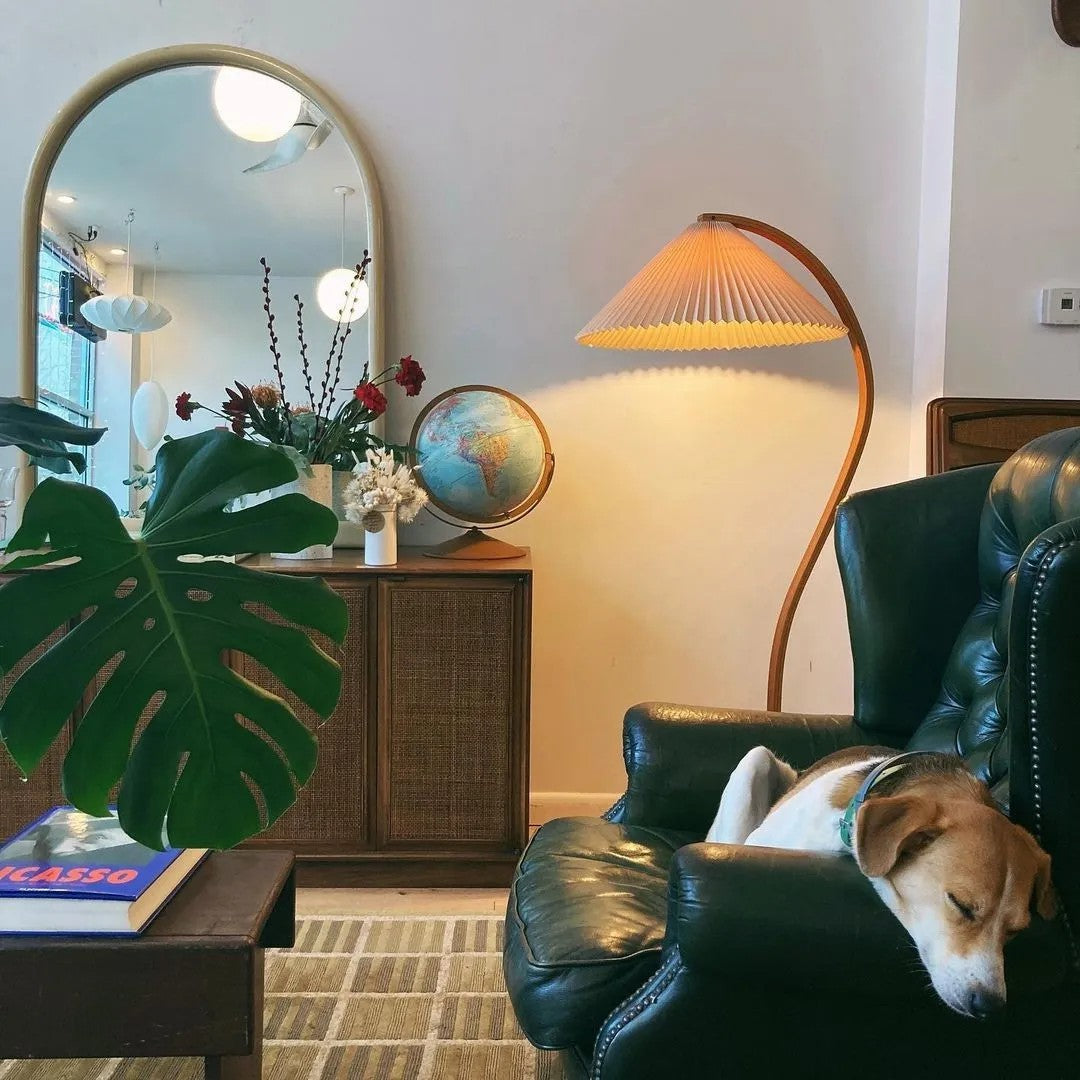 Skandynawska lampa podłogowa z drewnianym stelażem