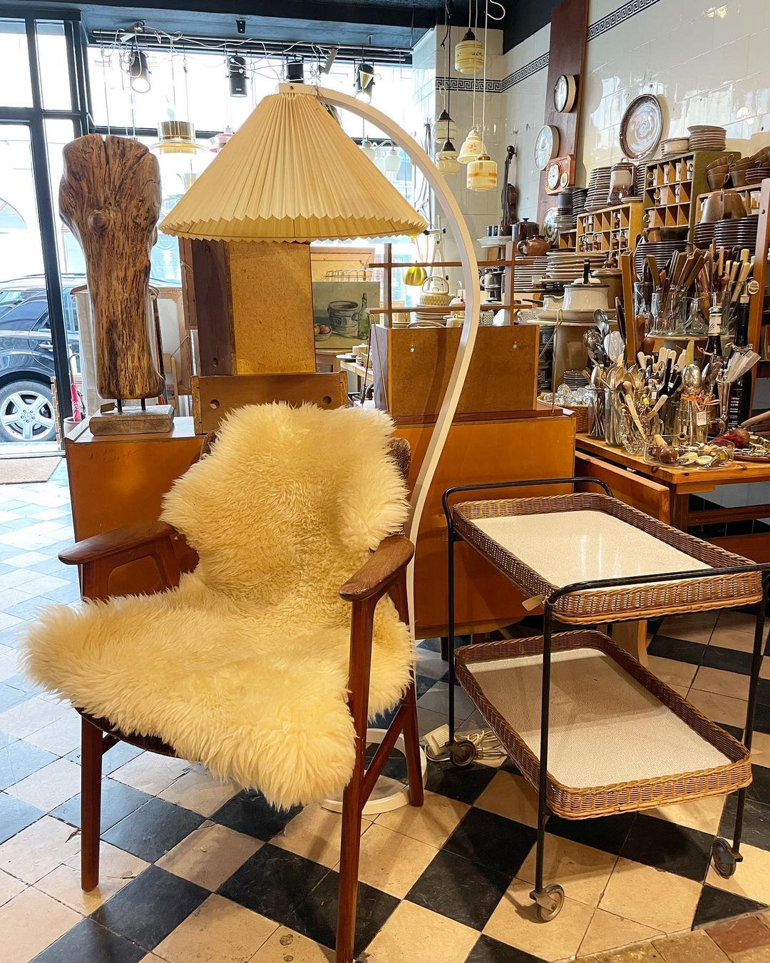 Skandynawska lampa podłogowa z drewnianym stelażem