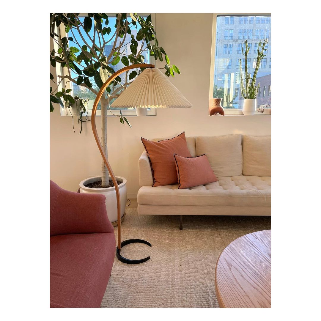 Skandynawska lampa podłogowa z drewnianym stelażem