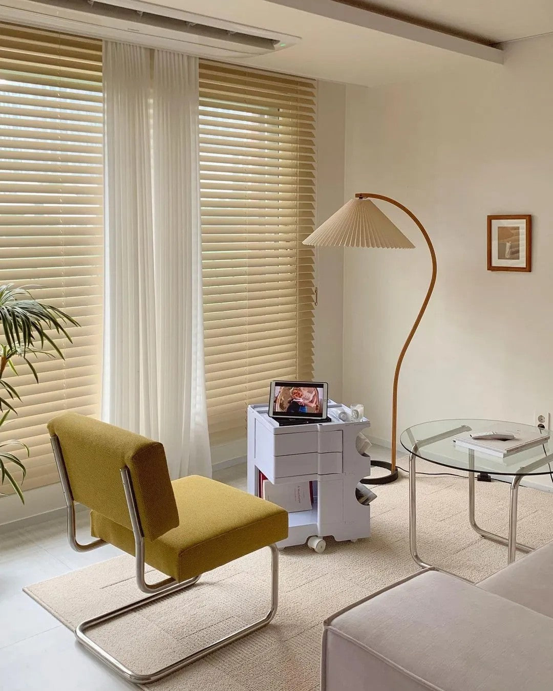 Skandynawska lampa podłogowa z drewnianym stelażem