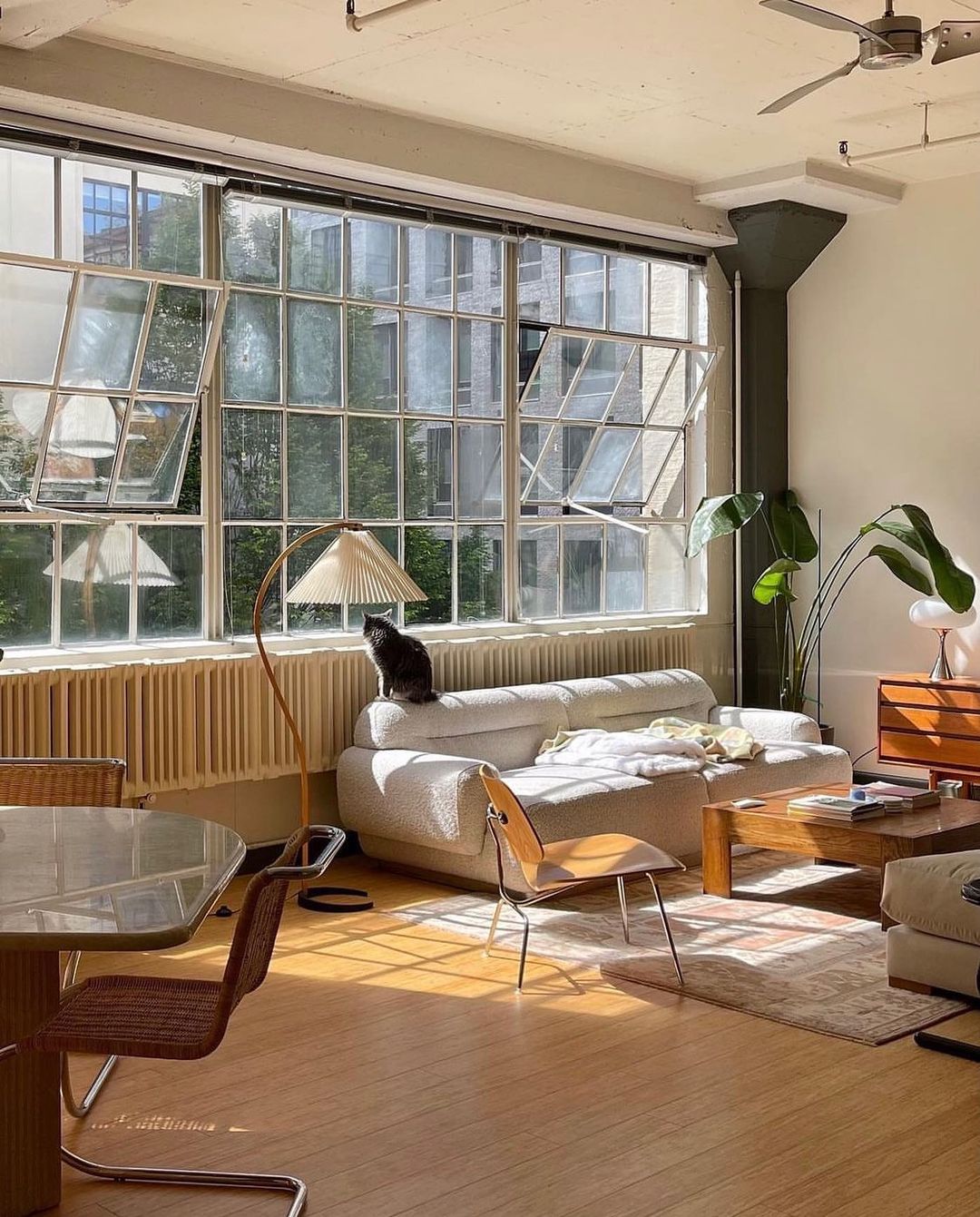 Skandynawska lampa podłogowa z drewnianym stelażem