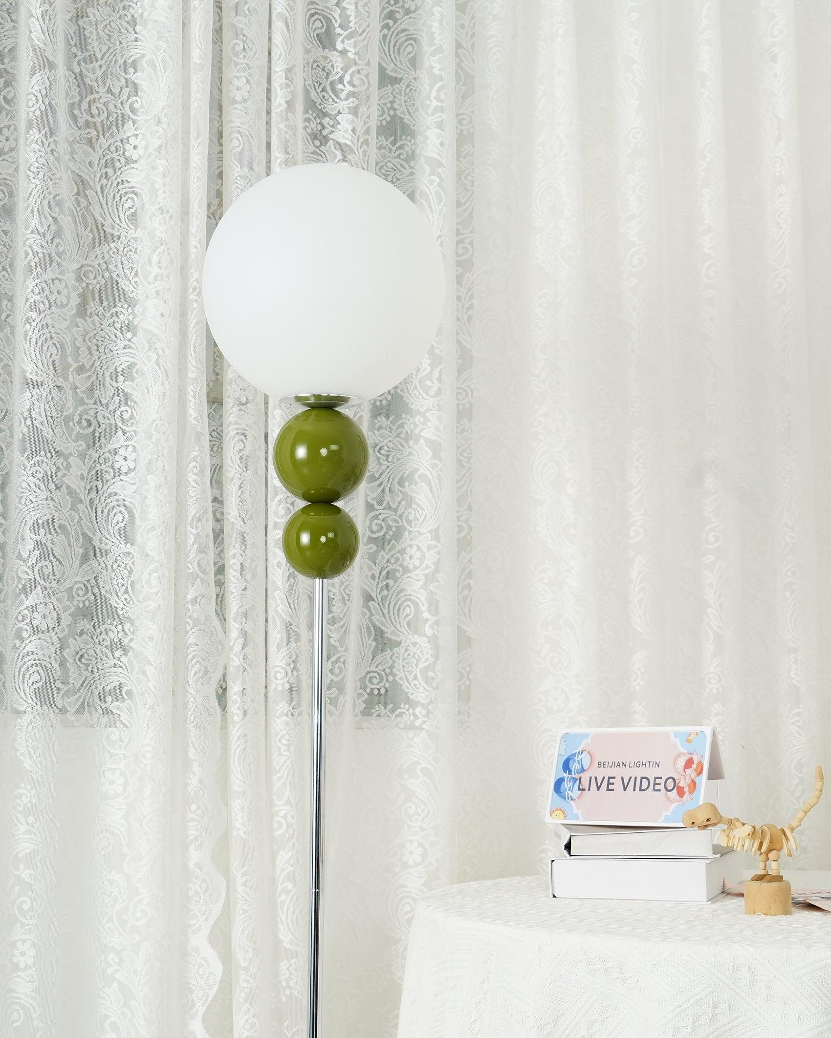 Lampa podłogowa z kulistym kloszem Clavel