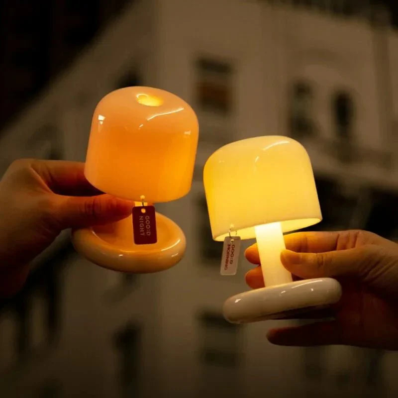 Mini lampka stołowa LED nocna w ciepłym odcieniu
