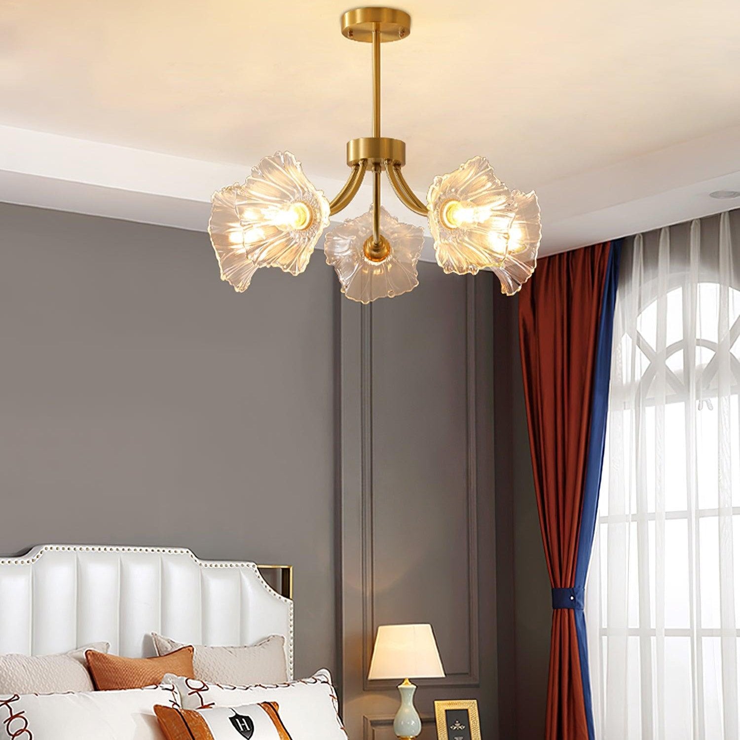 Szklany żyrandol kwiatowy z mosiężnym wykończeniem