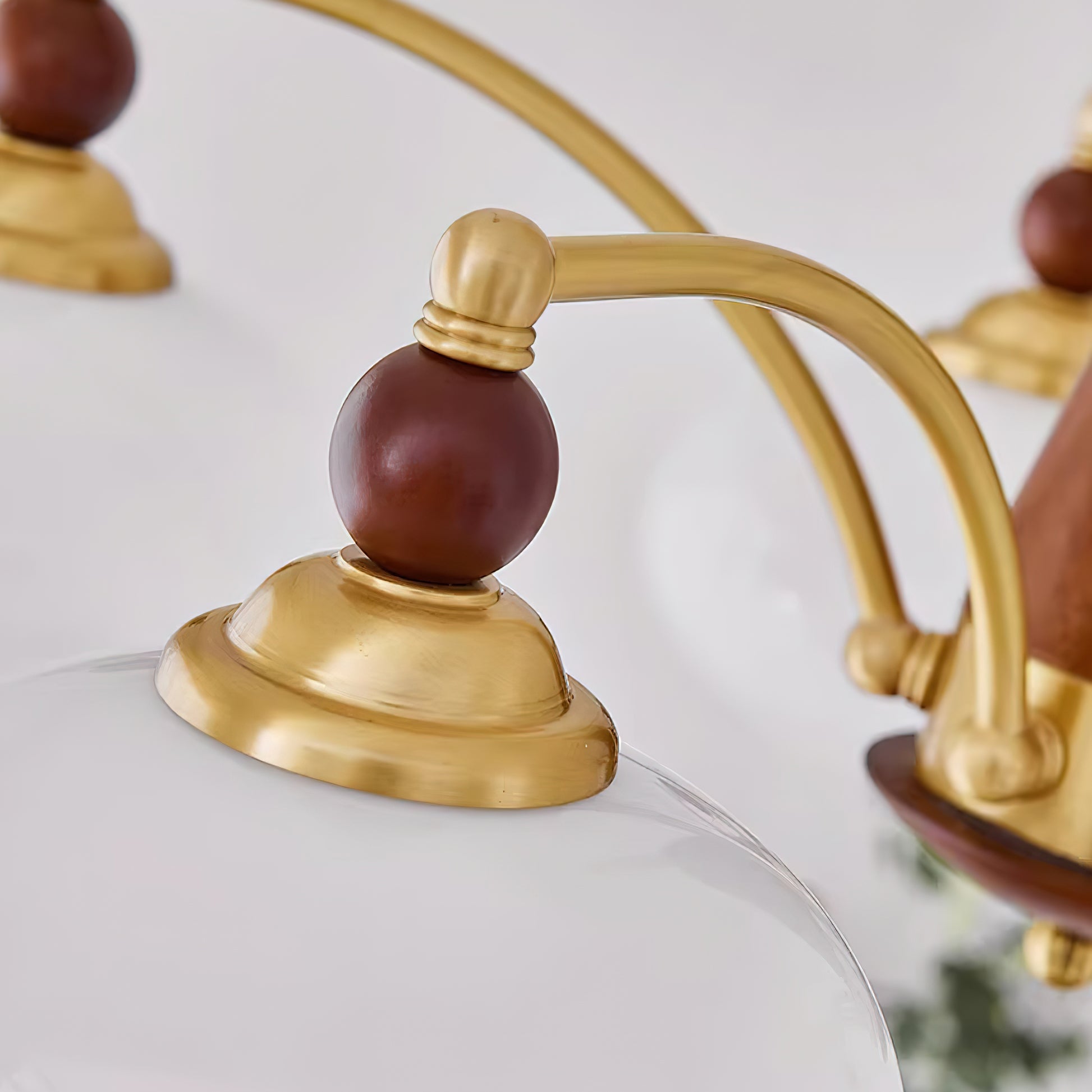 Żyrandol retro z żółtymi szklanymi kloszami